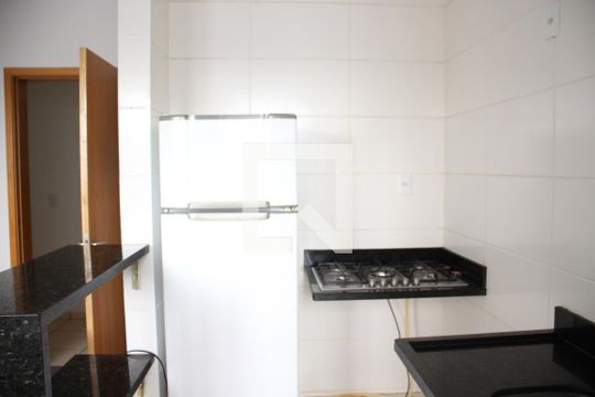Cozinha de apartamento para alugar com 2 quartos, 47m² em Laranjeiras, Uberlândia