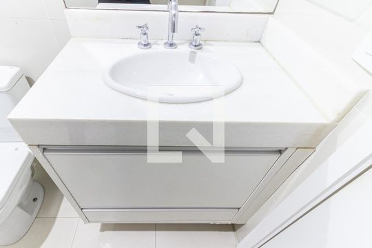 Banheiro de kitnet/studio para alugar com 1 quarto, 55m² em Vila Regente Feijó, São Paulo