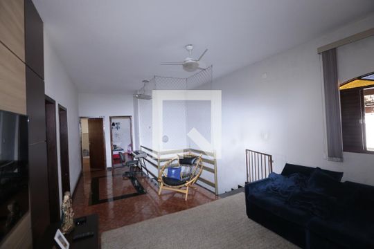 Sala de casa à venda com 4 quartos, 200m² em Milionários, Belo Horizonte