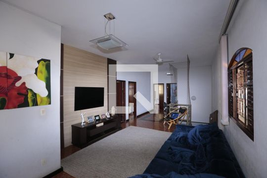 Casa à venda com 4 quartos, 200m² em Milionários, Belo Horizonte