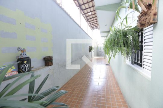 Garagem de casa à venda com 4 quartos, 200m² em Milionários, Belo Horizonte