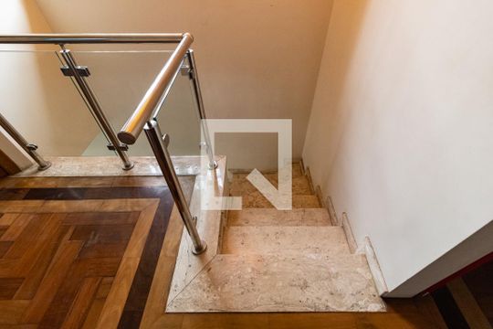 Escada de casa à venda com 5 quartos, 248m² em Jardim Vergueiro, São Paulo
