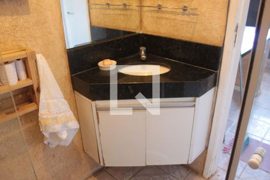 Banheiro de apartamento para alugar com 2 quartos, 60m² em Vila Janete (sousas), Campinas