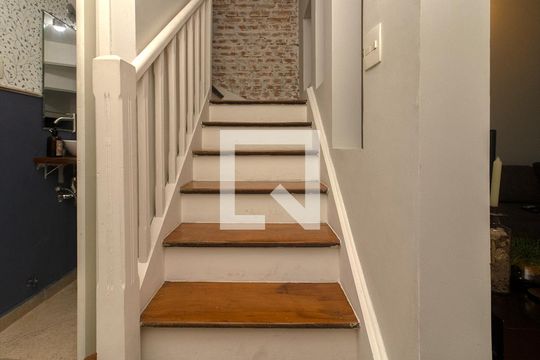 acesso para os pisos_1 de casa à venda com 3 quartos, 130m² em Liberdade, São Paulo