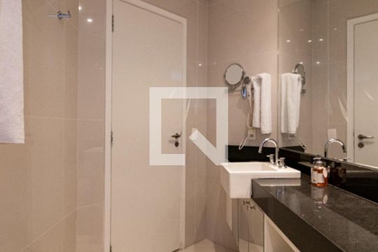 Banheiro de kitnet/studio para alugar com 1 quarto, 65m² em Vila Olímpia, São Paulo