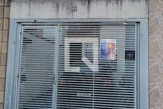 Instalação de plaquinhas de casa para alugar com 2 quartos, 80m² em Vila Bancaria, São Paulo