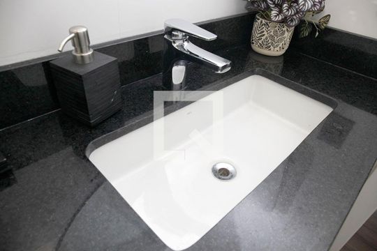 Banheiro de apartamento à venda com 1 quarto, 42m² em Independência, Porto Alegre