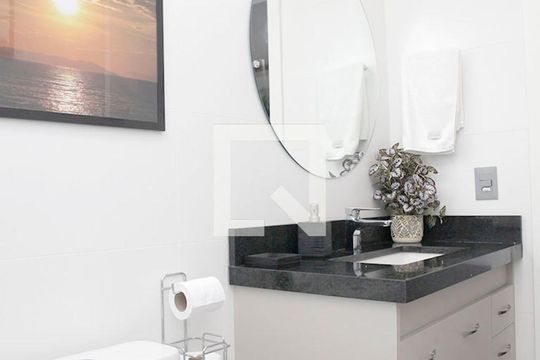 Banheiro de apartamento à venda com 1 quarto, 42m² em Independência, Porto Alegre