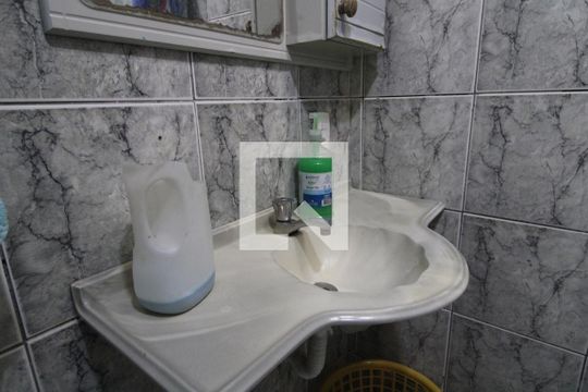 Pia banheiro comum de casa à venda com 3 quartos, 160m² em Parque Residencial Julia, São Paulo