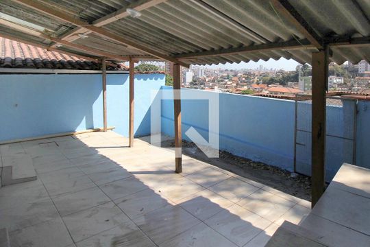 Quintal de casa para alugar com 3 quartos, 102m² em Santa Efigênia, Belo Horizonte