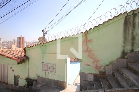 Fachada de casa para alugar com 3 quartos, 102m² em Santa Efigênia, Belo Horizonte