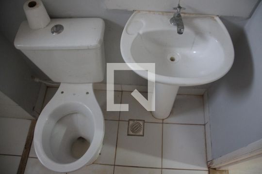 Banheiro de apartamento para alugar com 2 quartos, 48m² em Novo Mundo, Uberlândia