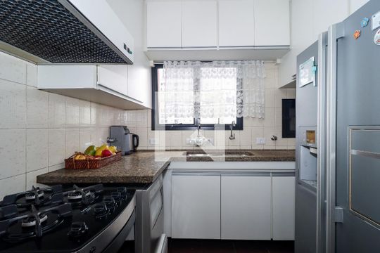 Cozinha de apartamento para alugar com 3 quartos, 150m² em Vila Suzana, São Paulo