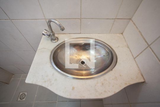 Banheiro de apartamento para alugar com 2 quartos, 50m² em Dona Clara, Belo Horizonte