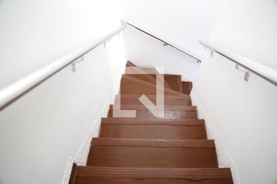 Escadas de casa para alugar com 2 quartos, 155m² em Vila Mirante, São Paulo