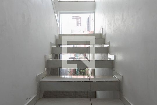 Escada  de casa para alugar com 3 quartos, 285m² em Parque Savoi City, São Paulo