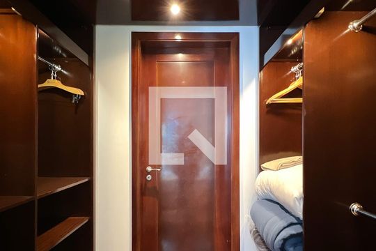 Closet de apartamento para alugar com 1 quarto, 58m² em Itaim Bibi, São Paulo