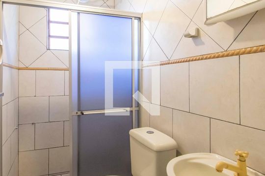 Banheiro de kitnet/studio para alugar com 1 quarto, 28m² em Nossa Senhora das Graças, Canoas
