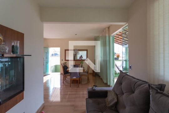 Sala de casa à venda com 3 quartos, 223m² em Esplanada, Belo Horizonte