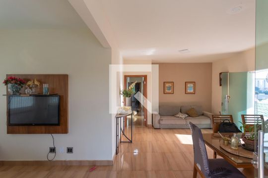 Sala de casa à venda com 3 quartos, 223m² em Esplanada, Belo Horizonte