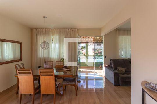 Sala de casa à venda com 3 quartos, 223m² em Esplanada, Belo Horizonte