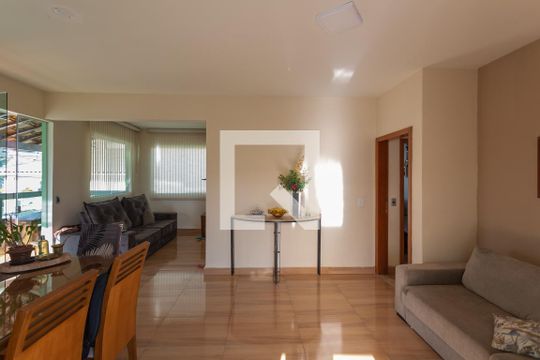 Casa à venda com 3 quartos, 223m² em Esplanada, Belo Horizonte