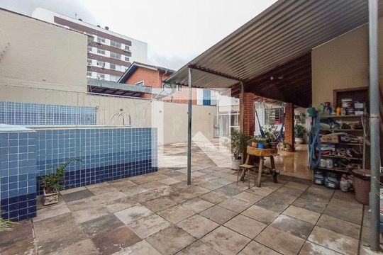 Casa à venda com 3 quartos, 220m² em Vila Ipiranga, Porto Alegre