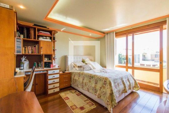 Casa à venda com 3 quartos, 300m² em Chácara das Pedras, Porto Alegre