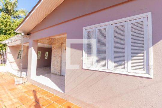 Fachada de casa à venda com 6 quartos, 100m² em Canudos, Novo Hamburgo