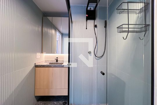 Banheiro de kitnet/studio para alugar com 1 quarto, 30m² em Vila Nova Conceição, São Paulo