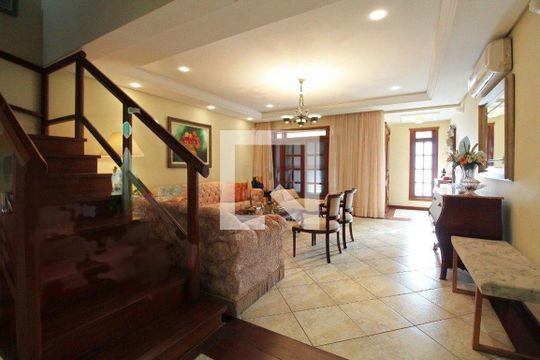 Casa à venda com 4 quartos, 381m² em Chácara das Pedras, Porto Alegre