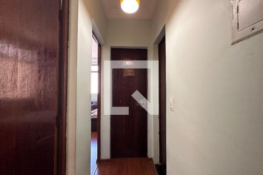 Corredor de apartamento para alugar com 3 quartos, 70m² em Sagrada Família, Belo Horizonte