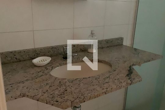 Banheiro de apartamento para alugar com 3 quartos, 85m² em Nova Mirim, Praia Grande