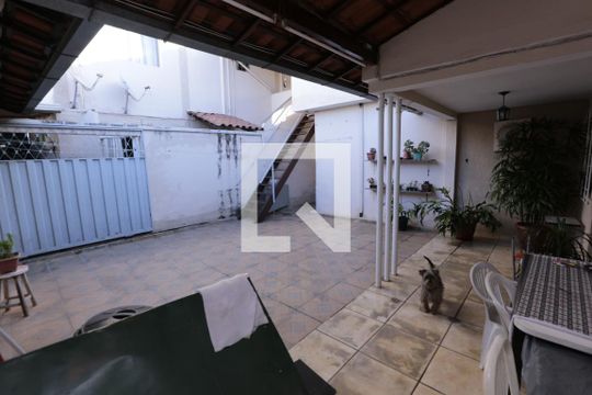 Área externa de casa à venda com 3 quartos, 370m² em Riacho das Pedras, Contagem