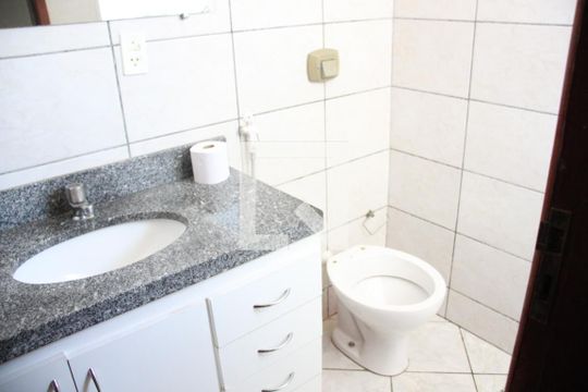 Banheiro de apartamento para alugar com 2 quartos, 52m² em Santa Mônica, Uberlândia