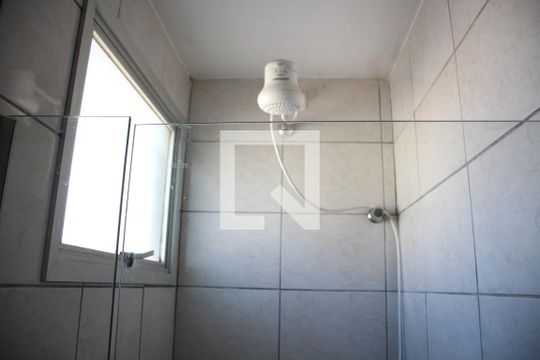 Banheiro de apartamento para alugar com 2 quartos, 52m² em Santa Mônica, Uberlândia