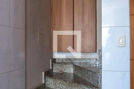 Escada de apartamento à venda com 4 quartos, 180m² em Vila Curuçá, Santo André