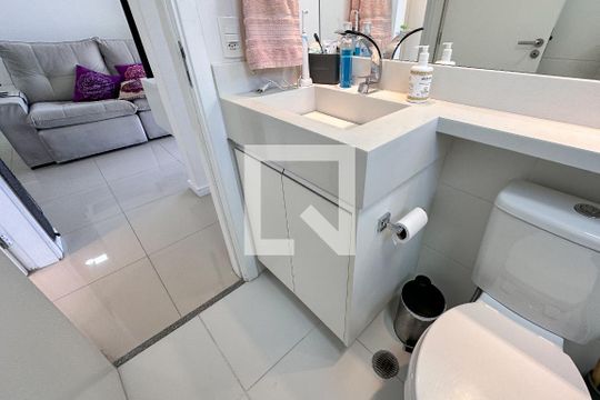 Banheiro de apartamento para alugar com 2 quartos, 51m² em Água Branca, São Paulo