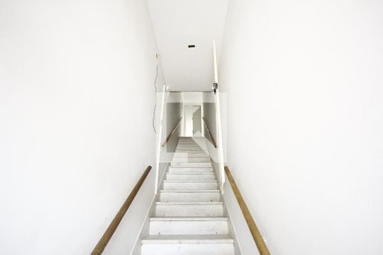 Escada de apartamento para alugar com 1 quarto, 60m² em Ipiranga, São Paulo
