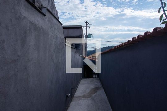 Área externa de casa para alugar com 2 quartos, 72m² em Vila Maria Auxiliadora, Embu das Artes