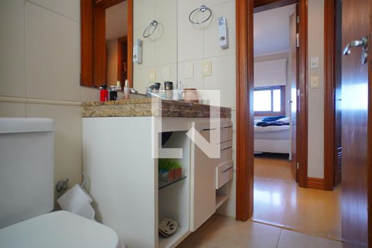 Banheiro Corredor de apartamento para alugar com 4 quartos, 135m² em Três Figueiras, Porto Alegre