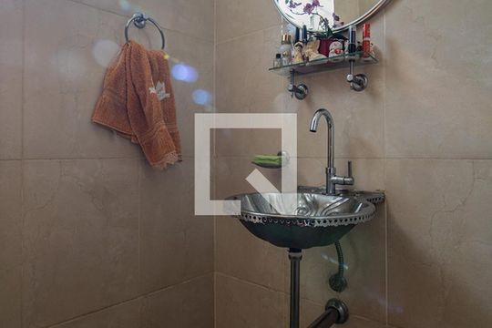 lavabo_3 de casa à venda com 3 quartos, 300m² em Vila Vermelha, São Paulo