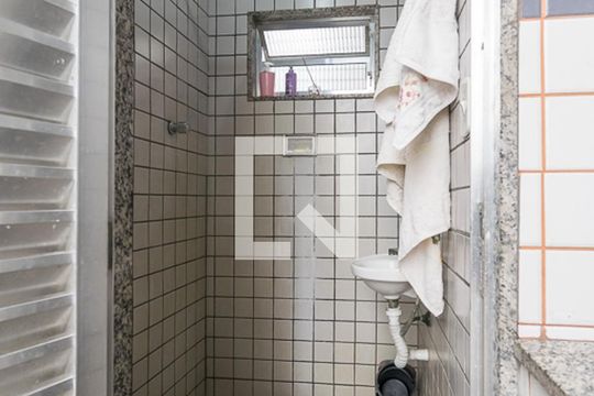 Banheiro de Serviço de casa à venda com 3 quartos, 162m² em Olaria, Rio de Janeiro