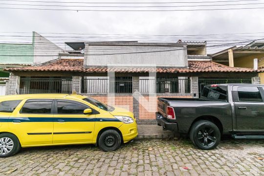 Fachada de casa à venda com 3 quartos, 162m² em Olaria, Rio de Janeiro