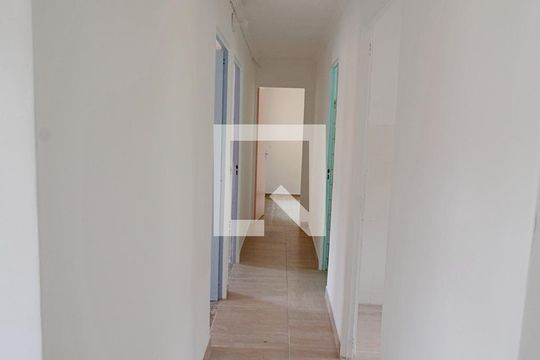 Corredor de apartamento à venda com 3 quartos, 60m² em Parque Pinheiros, Taboão da Serra