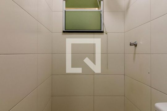 Banheiro de kitnet/studio para alugar com 1 quarto, 28m² em Vila Canero, São Paulo