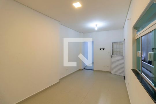 Sala/Quarto de kitnet/studio para alugar com 1 quarto, 28m² em Vila Canero, São Paulo