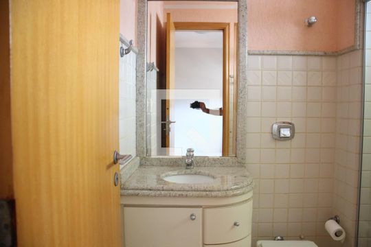 Banheiro da Suíte 1 de apartamento para alugar com 4 quartos, 360m² em Osvaldo Rezende, Uberlândia