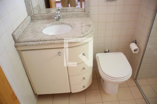 Banheiro da Suíte 1 de apartamento para alugar com 4 quartos, 360m² em Osvaldo Rezende, Uberlândia