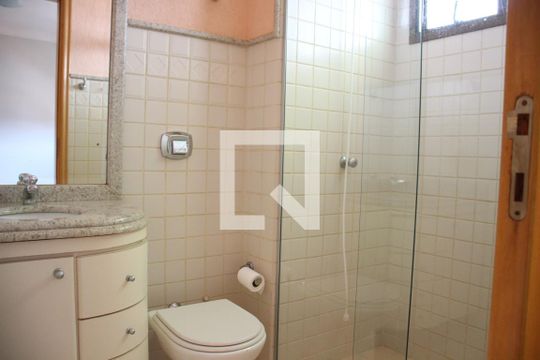 Banheiro da Suíte 1 de apartamento para alugar com 4 quartos, 360m² em Osvaldo Rezende, Uberlândia